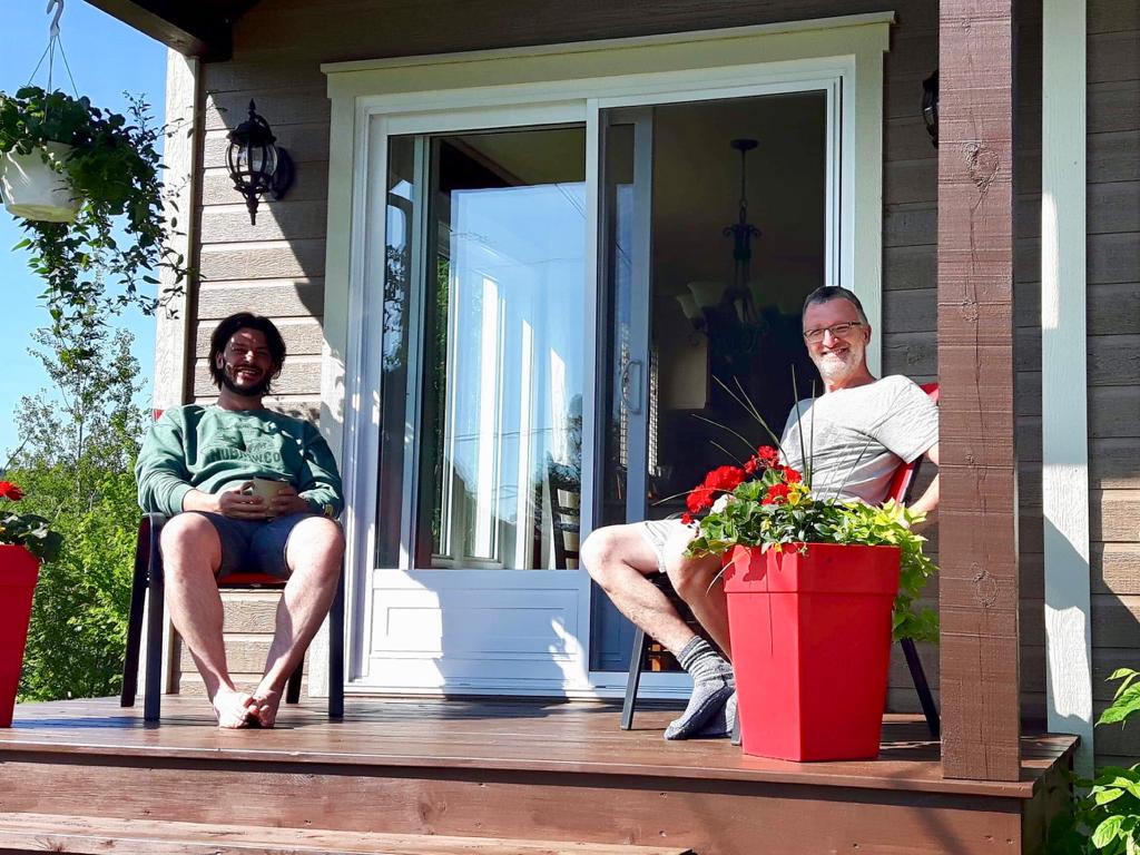 Christopher et papa avec leurs cafés du matin.