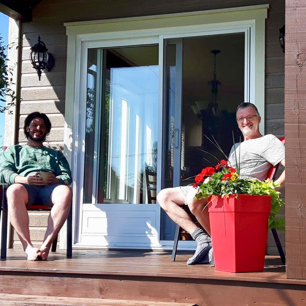 Christopher et papa avec leurs cafés du matin.